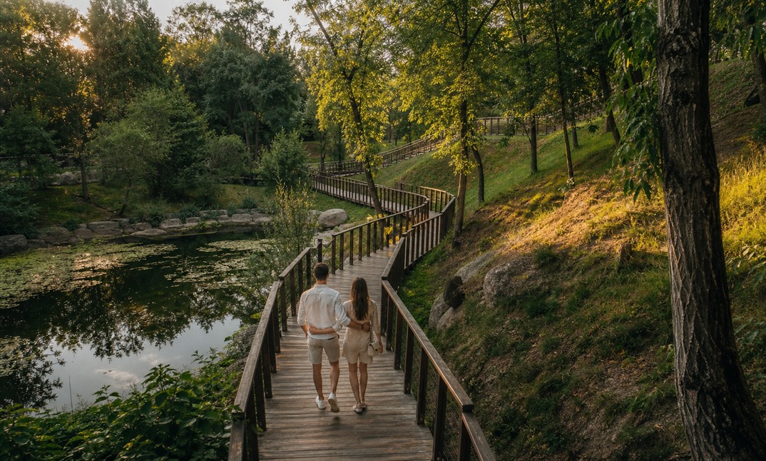 Vedere de sus asupra unui golf cu apă limpede